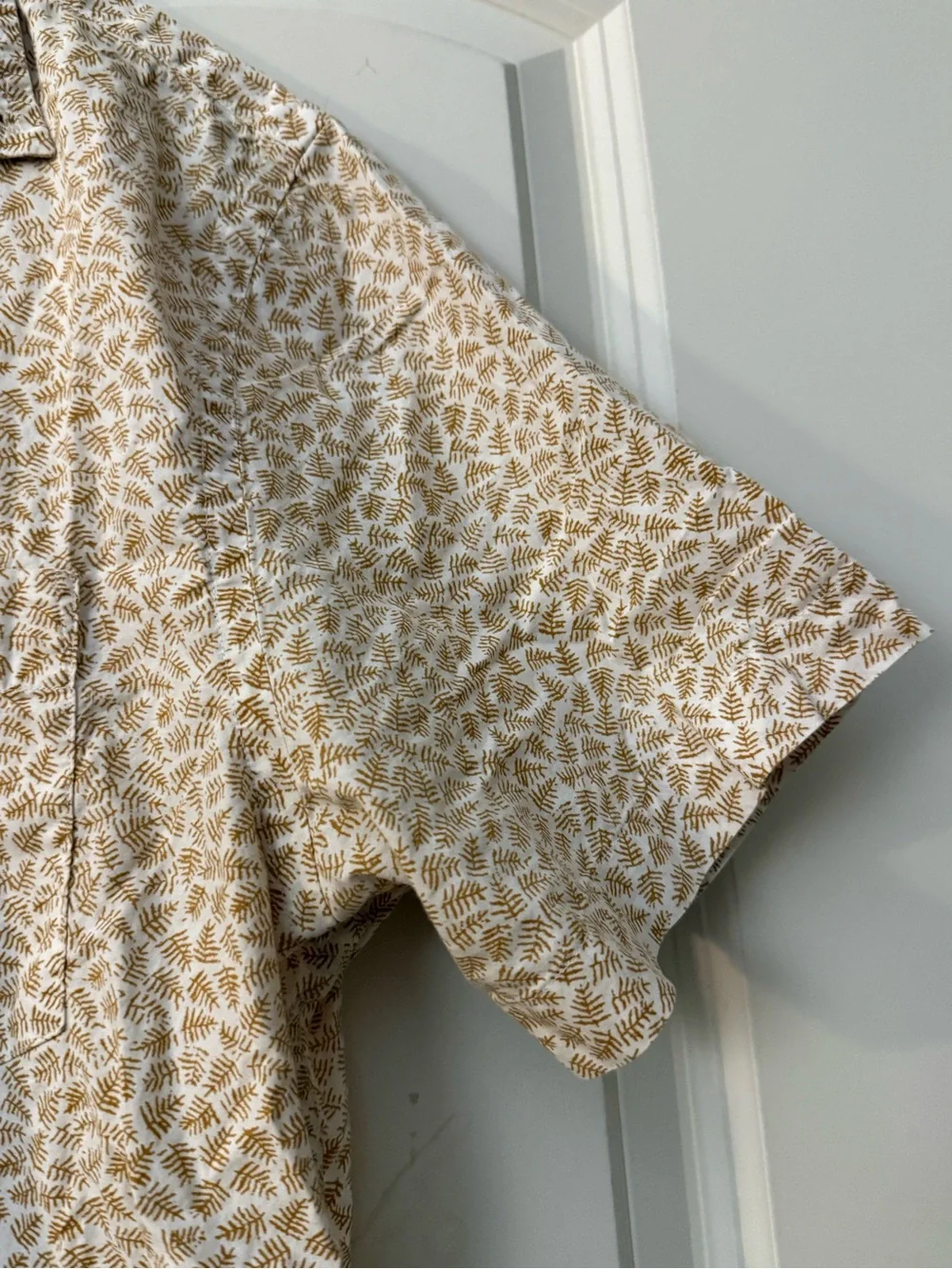 💜 Banana Republic Leaf-Print Button-Down Shirt – Beige | Size M Slim Fit